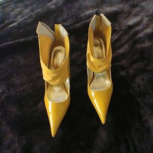 Anne Michelle size 8 gold shoes